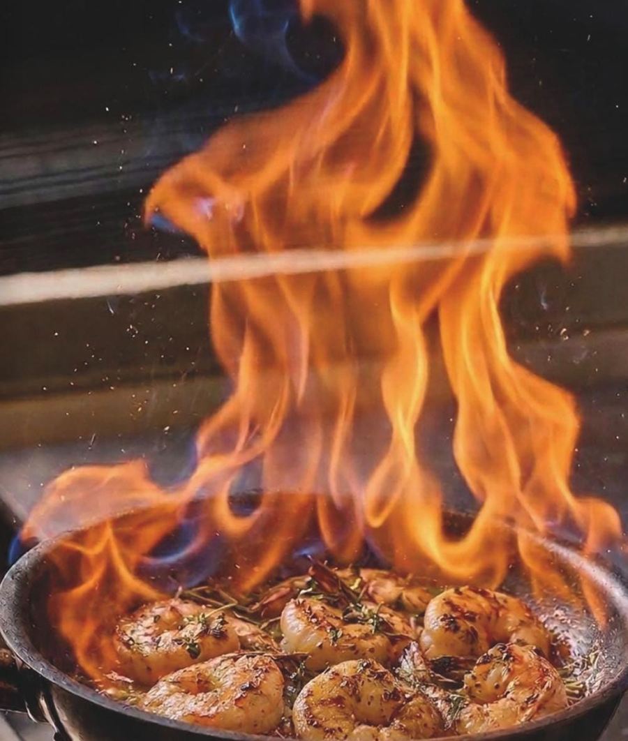 Camarão na frigideira, flambado na hora