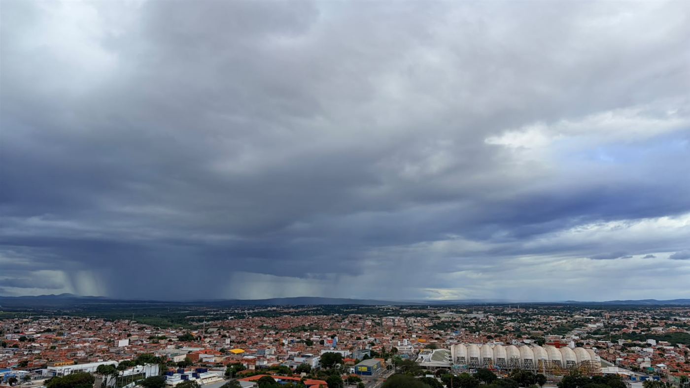 Chuva chegando sobre Juazeiro do Norte, vista do Gran Vista