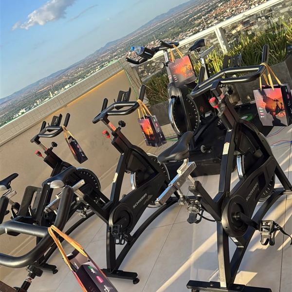 Bicicletas montadas no terraço com a cidade ao fundo