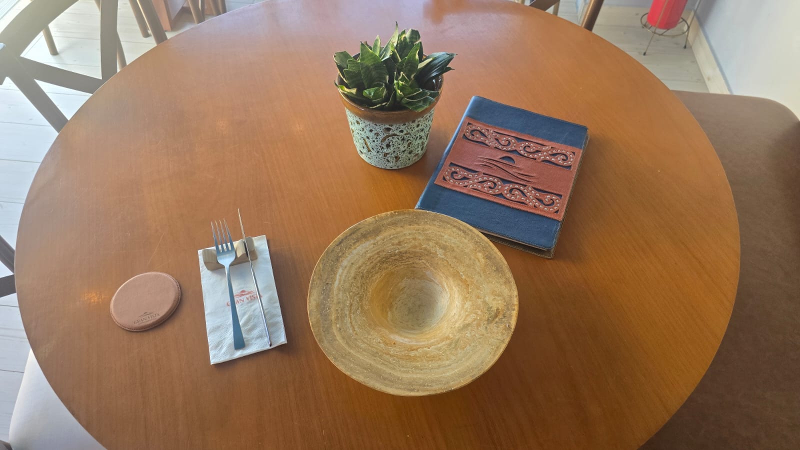 Mesa servida com pratos para compartilhar