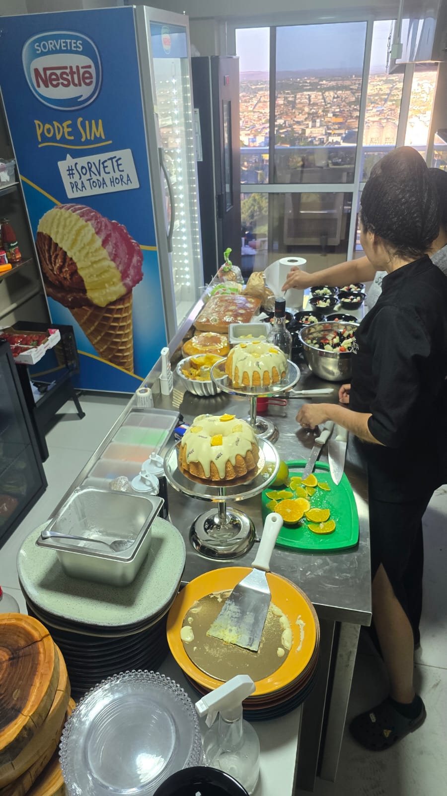 Montagem de sobremesas na cozinha