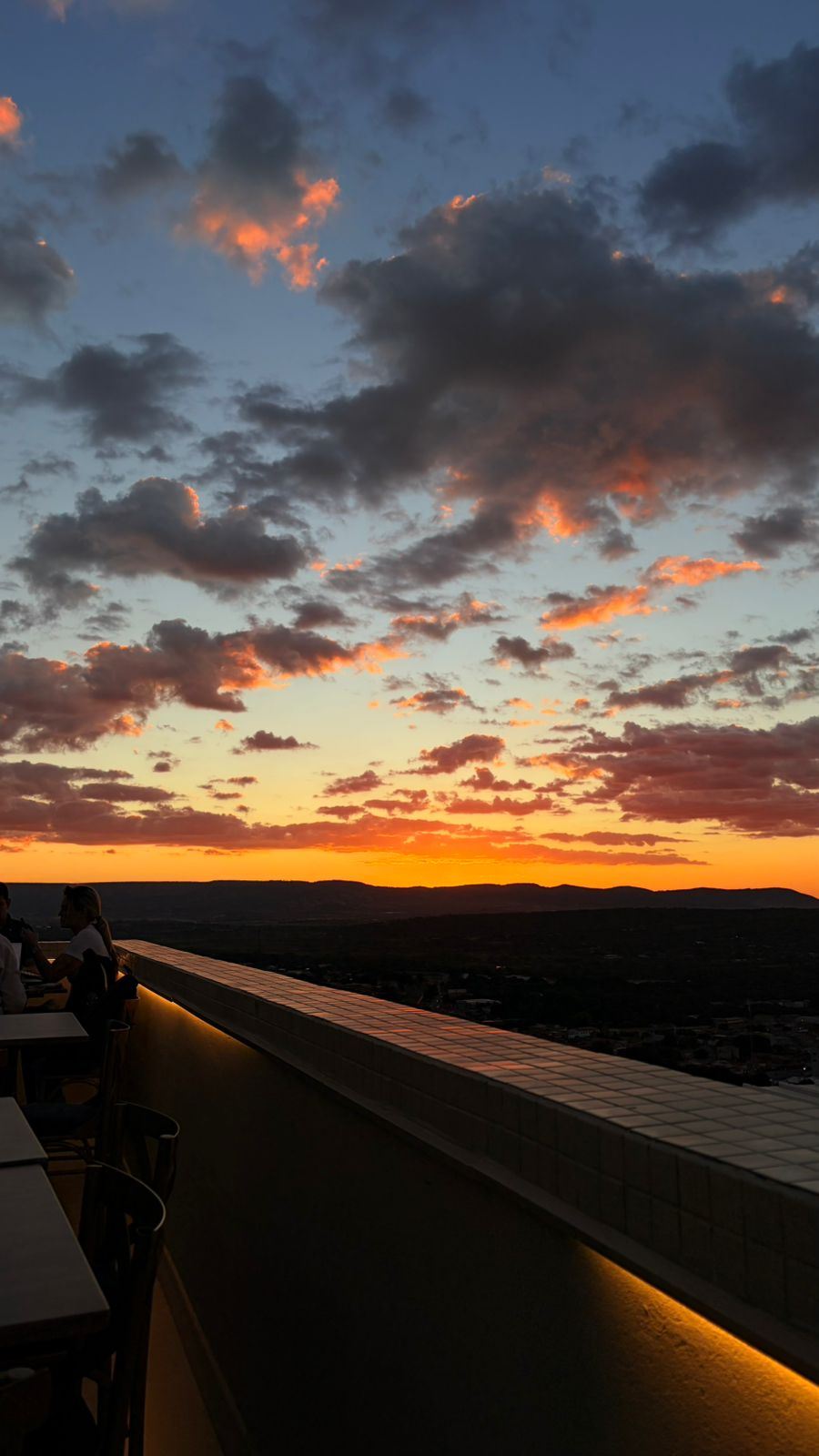Pôr do sol sobre a Chapada do Araripe visto do parapeito do Gran Vista